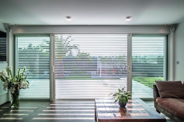 Moustiquaires et brise-soleil : confort, protection et bien-être chez vous
